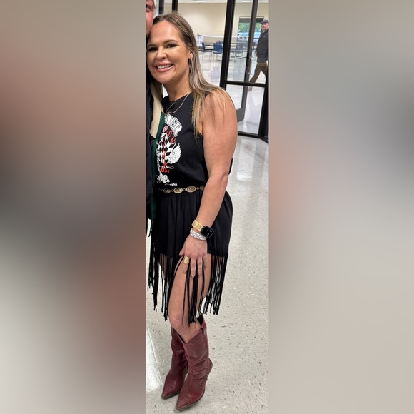 Black Sleeveless Fringe Graphic Top - Picture 2 of 2